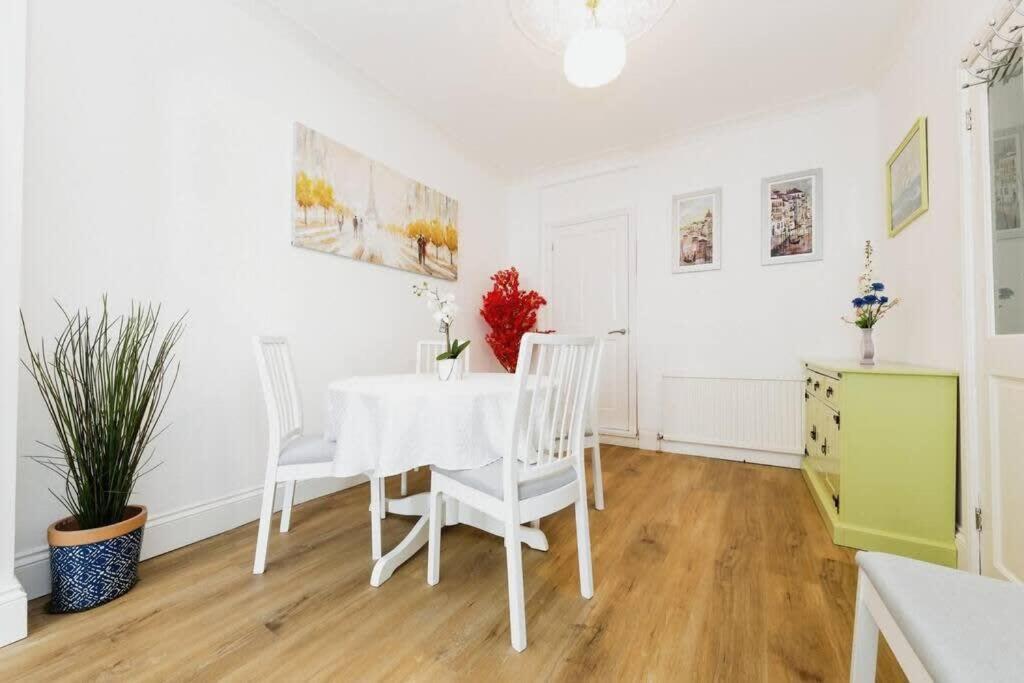 Your Chic 3Br Home Comfort And Style In London Exterior photo