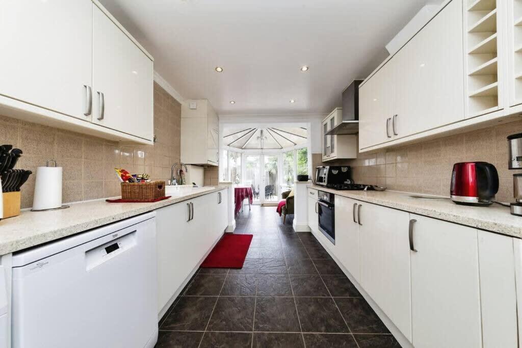 Your Chic 3Br Home Comfort And Style In London Exterior photo